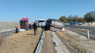 Tır refüje düştü, patatesler yola saçıldı: 1 yaralı