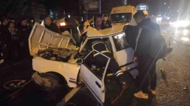 Trafik kazasında Tofaş otomobil hurdaya döndü: 4 yaralı