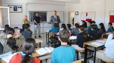Ünal, Gümüşhacıköy'de öğretmen ve öğrencilerle bir araya geldi