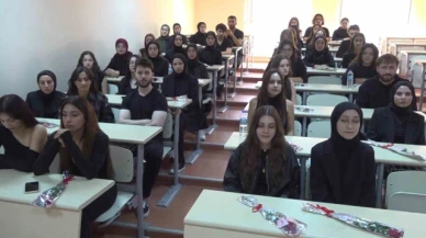 Üniversitede erkek öğrencilerden kadın cinayetlerine anlamlı tepki: Kızların masalarına "İyi ki varsınız" yazılı güller bıraktılar