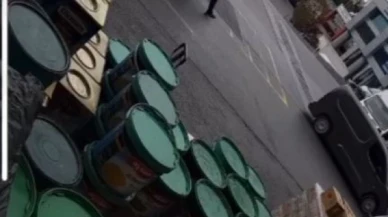 Yolun karşısına geçmeye çalışan adamı kamyon ezdi