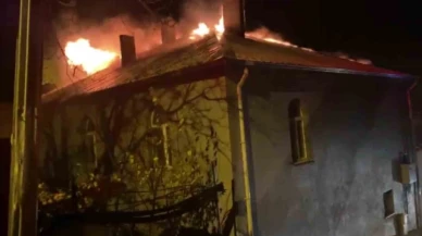 Amasya'yı fırtına vurdu: Devrilen ağacın dallarını vatandaş kesti
