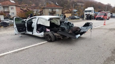 Araçlar çarpıştı, anne ve kızı hayatını kaybetti