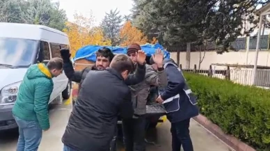 Arı kovanlarının altında kaçak göçmen taşıyan aracın sürücüsü ve yanındaki kişi tutuklandı