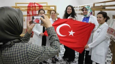 Besmele çekerek başladılar, mekik ve ilmeklerle bayrak dokudular
