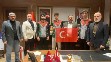 Bu takımın formasında Filistin bayrağı var