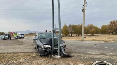 Ehliyetsiz sürücünün kullandığı otomobil direğe çarptı: 4 yaralı