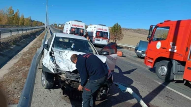İki otomobil çarpıştı: 3 yaralı