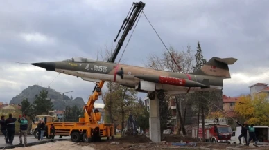 İlçenin simgesi haline gelen savaş uçağı yeni yerine taşındı