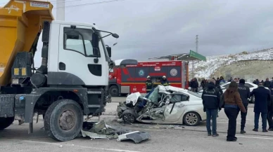 Kamyonla otomobil kafa kafaya çarpıştı: 1 kişi öldü