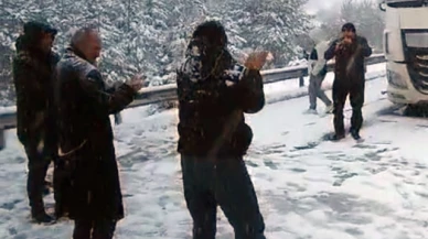 Kardan kapanan yolun açılmasını halay çekerek beklediler