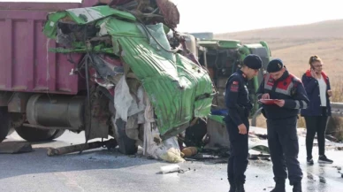 Karşı şeride geçen kamyon başka bir kamyonla çarpıştı: 2 ölü