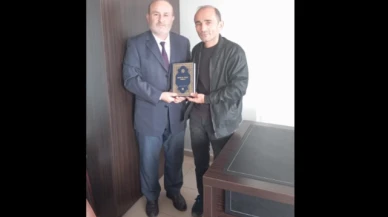 Kaya, Yalman'a Mealli Kur'an-ı Kerim hediye etti