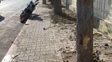 Kontrolden çıkan motosiklet ağaçlara çarparak savruldu: 2 yaralı