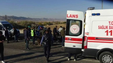 Minibüs ile traktör çarpıştı: 2'si ağır 5 yaralı