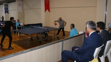 Öğretmenler madalyalarını Katipoğlu'nun elinden aldı