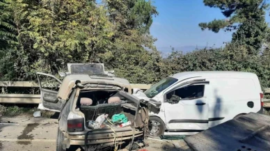 Otomobil ile hafif ticari araç çarpıştı: 1'i ağır 2 yaralı