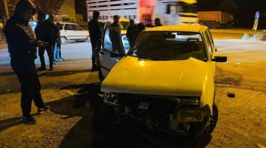 Otomobil ile hafif ticari araç çarpıştı: 3 yaralı