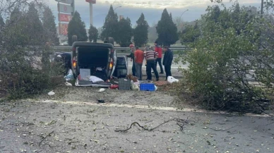 Otoyolda kontrolden çıkan araç 3 ağacı biçti: 2 yaralı