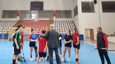 Öztürk'ten hokey antrenmanına ziyaret
