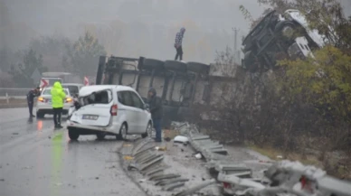 Taşova'da polis otosuna kaza yerinde tır çarptı