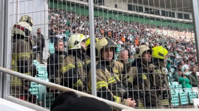 Yaklaşık 40 bin taraftarın izlediği maçta yangın paniği