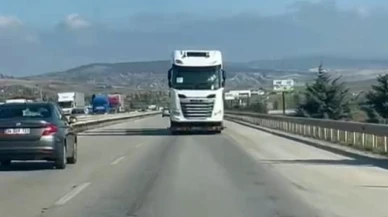 Yolda geri gider gibi görünen tır vatandaşları şaşırttı, gerçek sollama yapılınca anlaşıldı
