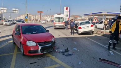 2 otomobil çarpıştı: 1'i çocuk 2 yaralı