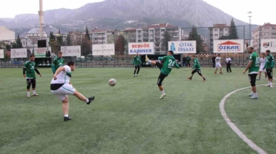 Amasyasporlu futbolcular, maç yaptıkları engelli taraftar Semih ve arkadaşlarını sevindirdi