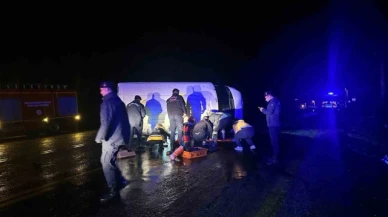 Devrilen minibüsün sürücüsü hayatını kaybetti