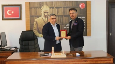 Görev süresi dolan mütevelli heyeti üyelerine plaket