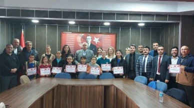 Gümüşhacıköy'de İstiklal Marşı'nı Ezbere Güzel Okuma Yarışması Düzenlendi