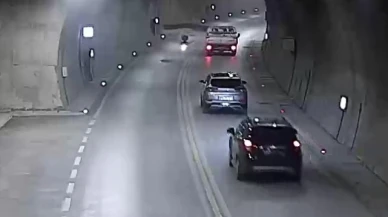 Kamyonetten uçan levha motosikletliyi yere serdi: O anlar kamerada