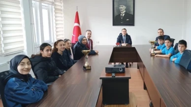 Kartal kros şampiyonları ile pasta kesti