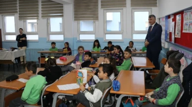 Katipoğlu öğrencilerin kitap okuma etkinliğine eşlik etti