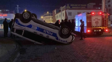 Kaza ucuz atlatıldı: Otomobilin çarptığı polis aracı ters döndü
