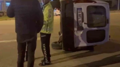 Kaza yapan hafif ticari araç takla attı: 2 yaralı