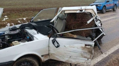 Minibüs ile çarpışan Fiat-Tofaş marka otomobil ikiye bölünde: 3 yaralı