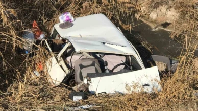 Otomobil atık su kanalına uçtu: 3 yaralı