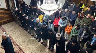 Sabahın Seherinde Baba-Oğul Camide