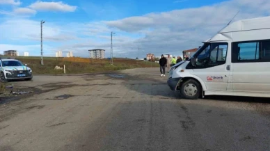 Servis ile otomobil çarpıştı: 11'i öğrenci 16 yaralı