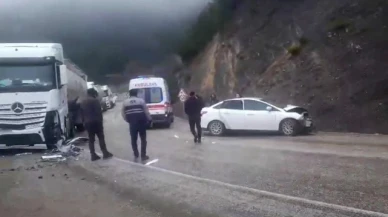 Tır ile otomobil çarpıştı: 1'i ağır 4 yaralı