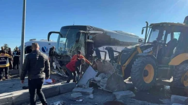 Turistleri taşıyan otobüs ile iş makinesi çarpıştı: 1'i ağır 6 yaralı