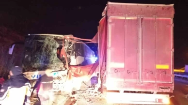 Yolcu otobüsü ile tırın çarpıştığı kazada yaralanan 18 kişinin tedavileri devam ediyor