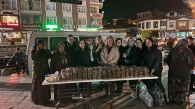 AK Parti Kadın Kolları lokma dağıttı