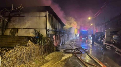 Alevlere teslim olan oto galeride 10 araç küle döndü
