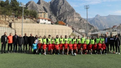 Anneler ile Kızların Futbol Maçında Dostluk Kazandı