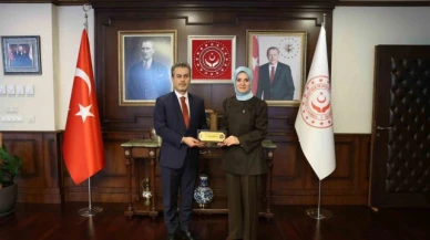 Bakan Göktaş, sanatçıların bağışladığı 2,1 milyon TL'lik ödülü devlet korumasındaki çocuklar için teslim aldı