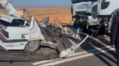 Demir yığınına dönen otomobilin sürücüsü hayatını kaybetti
