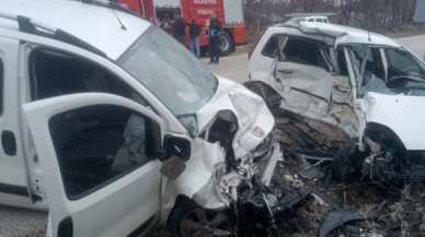 Hafif ticari araçla çarpışan otomobilin sürücüsü hayatını kaybetti